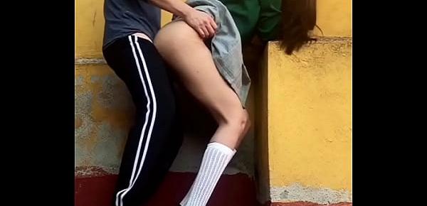  ADOLESCENTES ESTUDIANTES COGEN en PUBLICO, En el PATIO de ATRÁS de la ESCUELA Antes de la Cuarentena, COLEGIALA MEXICANA Se COME TODO EL SEMEN, LE DEJA BIEN LIMPIA LA VERGA